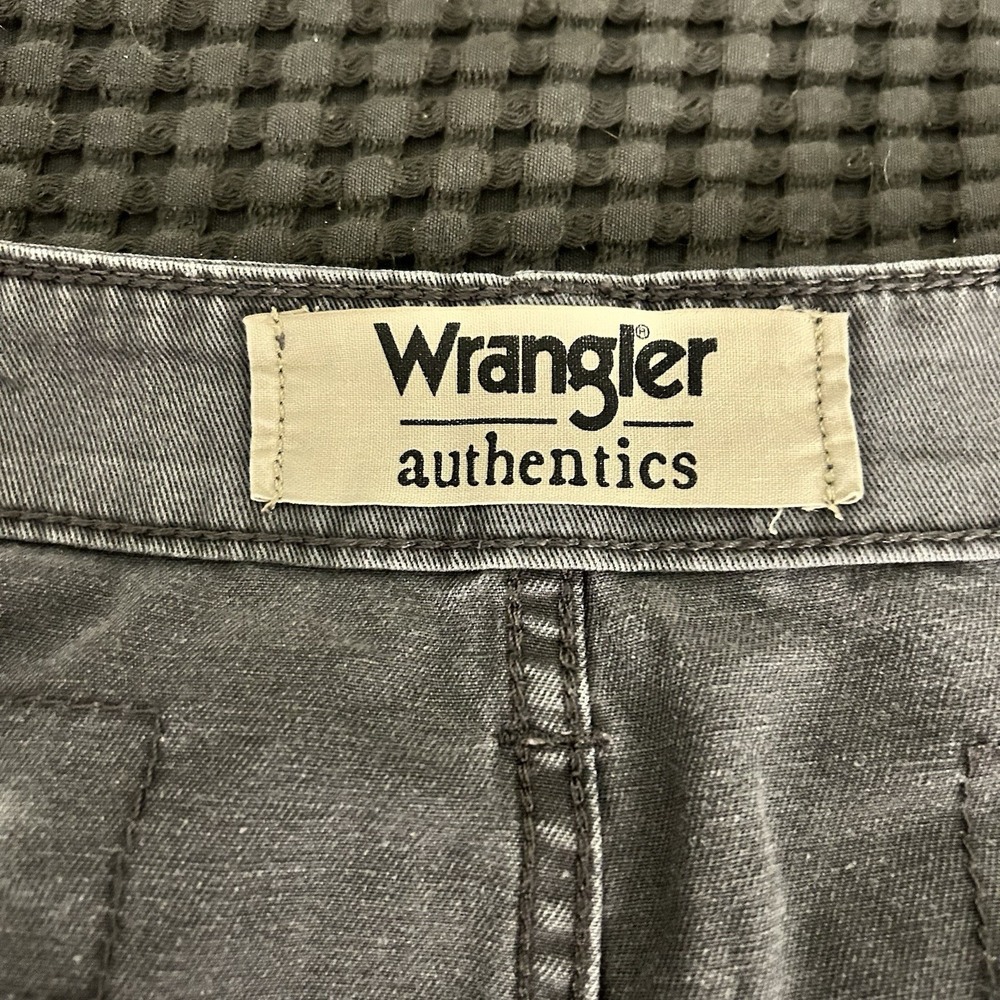 Wrangler Authentics Cargo Shorts Men's‎ Size 42 Olive Gorpcore Camping Workwear - Picture 2 of 6
